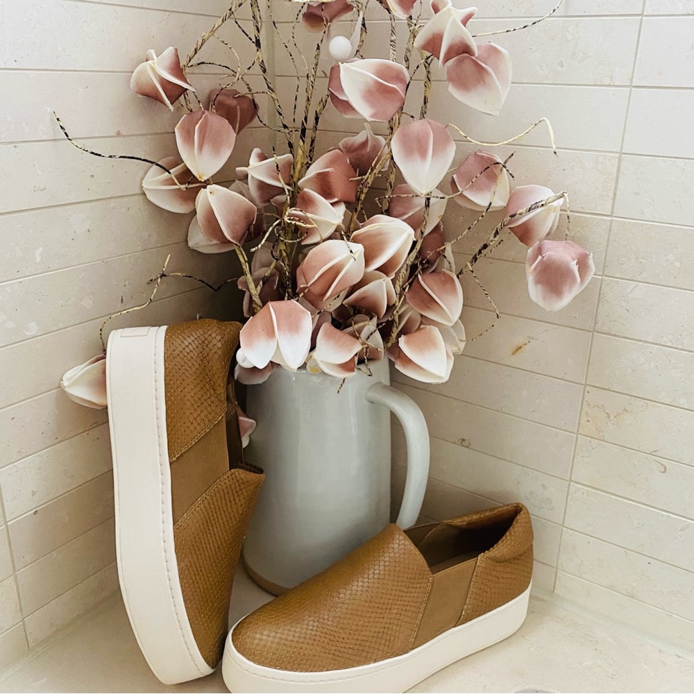 VINCE Warren New slip on sneaker. Tried on. New. No box.